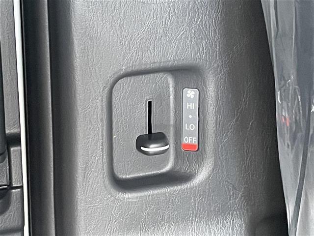 ハイエースバン スーパーＧＬ　ダーク　プライムＩＩ　プッシュスタート　ドライブレコーダー　バックカメラ　パワーステアリング　パワーウィンドウ　ハーフレザーシート　オートライト　純正アルミホイール　純正ＬＥＤヘッドライト　オートライト　盗難防止装置（18枚目）