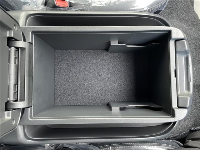 ハイエースバン スーパーＧＬ　ダーク　プライムＩＩ　プッシュスタート　ドライブレコーダー　バックカメラ　パワーステアリング　パワーウィンドウ　ハーフレザーシート　オートライト　純正アルミホイール　純正ＬＥＤヘッドライト　オートライト　盗難防止装置（20枚目）