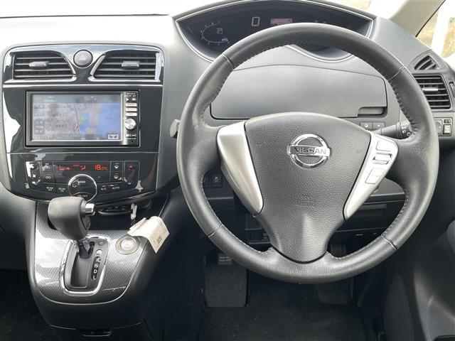 セレナ ライダー　純正７インチナビ　ＡＭ　ＦＭ　ＣＤ　ＤＶＤ　ＴＶ　ＢＴ　バックカメラ　両側パワースライドドア　ＥＴＣ車載器　アイドリングストップ　電動格納ミラー　スマートキー　ウィンカーミラー　ディスチャージライト（2枚目）