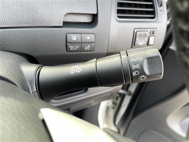 セレナ ライダー　純正７インチナビ　ＡＭ　ＦＭ　ＣＤ　ＤＶＤ　ＴＶ　ＢＴ　バックカメラ　両側パワースライドドア　ＥＴＣ車載器　アイドリングストップ　電動格納ミラー　スマートキー　ウィンカーミラー　ディスチャージライト（12枚目）