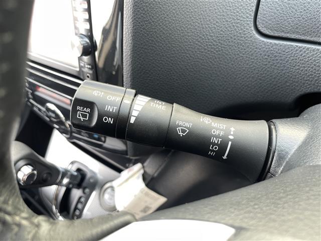 セレナ ライダー　純正７インチナビ　ＡＭ　ＦＭ　ＣＤ　ＤＶＤ　ＴＶ　ＢＴ　バックカメラ　両側パワースライドドア　ＥＴＣ車載器　アイドリングストップ　電動格納ミラー　スマートキー　ウィンカーミラー　ディスチャージライト（13枚目）