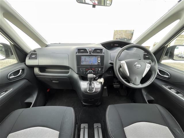 セレナ ライダー　純正７インチナビ　ＡＭ　ＦＭ　ＣＤ　ＤＶＤ　ＴＶ　ＢＴ　バックカメラ　両側パワースライドドア　ＥＴＣ車載器　アイドリングストップ　電動格納ミラー　スマートキー　ウィンカーミラー　ディスチャージライト（42枚目）