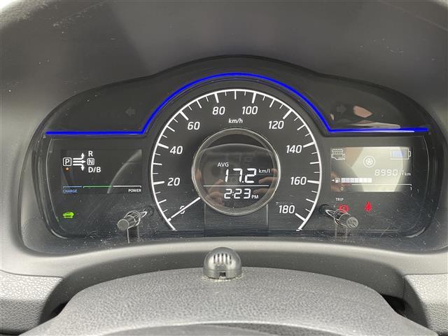 ノート ｅ－パワー　メダリスト　純正ナビ　バックカメラ　ハイブリット車　アイドリングストップ　プッシュスタート　パワーステアリング　パワーウィンドウ　パーキングアシスト　純正ＬＥＤヘッドライト　禁煙車　スマートキー　ハーフレザー（4枚目）
