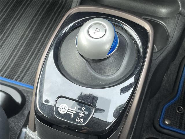 ノート ｅ－パワー　メダリスト　純正ナビ　バックカメラ　ハイブリット車　アイドリングストップ　プッシュスタート　パワーステアリング　パワーウィンドウ　パーキングアシスト　純正ＬＥＤヘッドライト　禁煙車　スマートキー　ハーフレザー（9枚目）