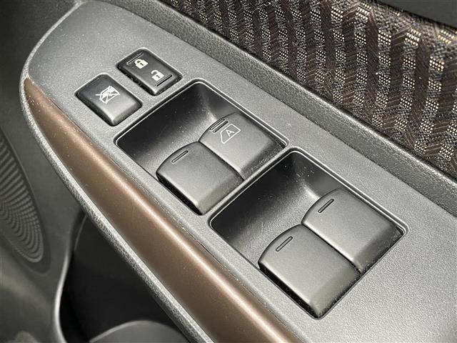 ノート ｅ－パワー　メダリスト　純正ナビ　バックカメラ　ハイブリット車　アイドリングストップ　プッシュスタート　パワーステアリング　パワーウィンドウ　パーキングアシスト　純正ＬＥＤヘッドライト　禁煙車　スマートキー　ハーフレザー（12枚目）