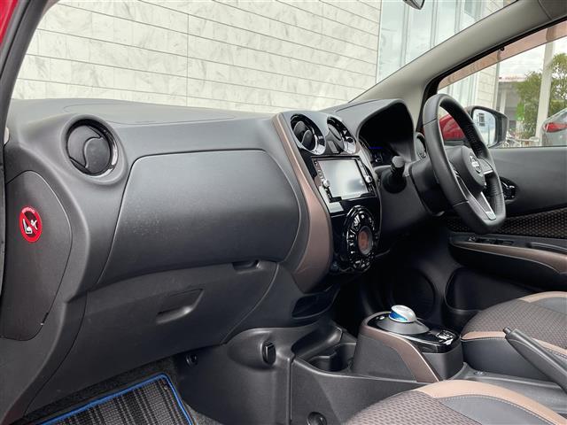 ノート ｅ－パワー　メダリスト　純正ナビ　バックカメラ　ハイブリット車　アイドリングストップ　プッシュスタート　パワーステアリング　パワーウィンドウ　パーキングアシスト　純正ＬＥＤヘッドライト　禁煙車　スマートキー　ハーフレザー（17枚目）