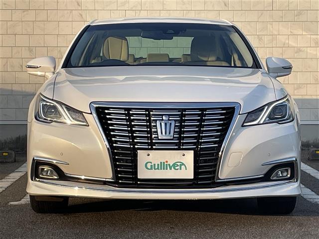 クラウンハイブリッド ロイヤルサルーン　純正ナビ　クルーズコントロール　アイドリングストップ　プッシュスタート　パワーシート　バックカメラ　純正フロアマット　純正ＬＥＤヘッドライト　ＭＴモード付ＡＴ　純正アルミホイール　レーンアシスト（3枚目）