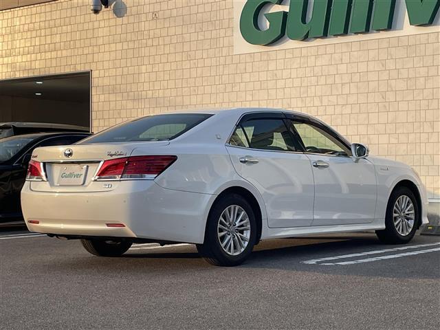 クラウンハイブリッド ロイヤルサルーン　純正ナビ　クルーズコントロール　アイドリングストップ　プッシュスタート　パワーシート　バックカメラ　純正フロアマット　純正ＬＥＤヘッドライト　ＭＴモード付ＡＴ　純正アルミホイール　レーンアシスト（6枚目）