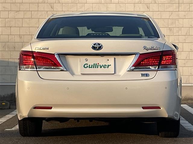 クラウンハイブリッド ロイヤルサルーン　純正ナビ　クルーズコントロール　アイドリングストップ　プッシュスタート　パワーシート　バックカメラ　純正フロアマット　純正ＬＥＤヘッドライト　ＭＴモード付ＡＴ　純正アルミホイール　レーンアシスト（7枚目）