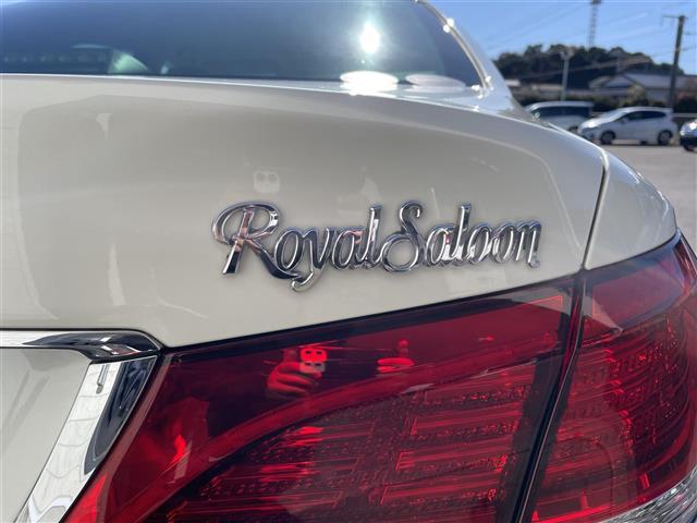 クラウンハイブリッド ロイヤルサルーン　純正ナビ　クルーズコントロール　アイドリングストップ　プッシュスタート　パワーシート　バックカメラ　純正フロアマット　純正ＬＥＤヘッドライト　ＭＴモード付ＡＴ　純正アルミホイール　レーンアシスト（8枚目）