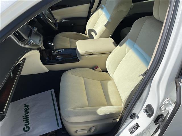 クラウンハイブリッド ロイヤルサルーン　純正ナビ　クルーズコントロール　アイドリングストップ　プッシュスタート　パワーシート　バックカメラ　純正フロアマット　純正ＬＥＤヘッドライト　ＭＴモード付ＡＴ　純正アルミホイール　レーンアシスト（32枚目）