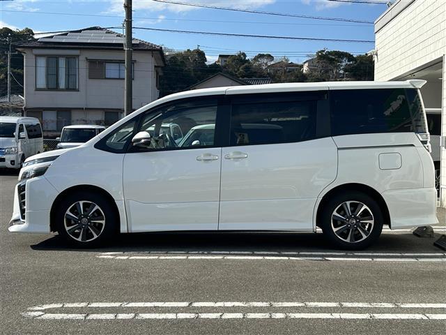 ヴォクシー ＺＳ　純正フルセグナビ　フルエアロ　アイドリングストップ　プッシュスタート　ＭＴモード付ＡＴ　パワーウィンドウ　パワーステアリング　パーキングアシスト　クルーズコントロール　バックカメラ　３列シート　ＷＡＣ（6枚目）