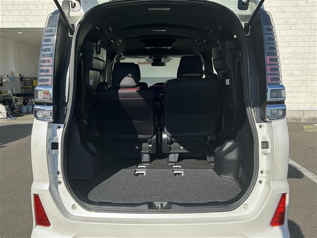 ヴォクシー ＺＳ　純正フルセグナビ　フルエアロ　アイドリングストップ　プッシュスタート　ＭＴモード付ＡＴ　パワーウィンドウ　パワーステアリング　パーキングアシスト　クルーズコントロール　バックカメラ　３列シート　ＷＡＣ（12枚目）