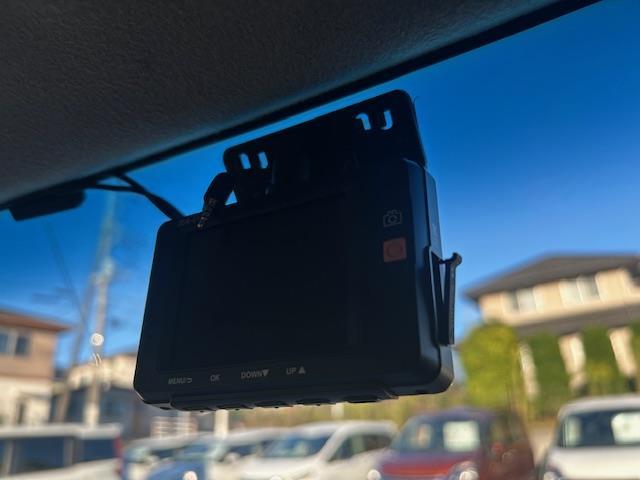 N-BOX G SSパッケージ 社外ナビ/LEDヘッドライト/オートライト/ステスイ/電動格納ウインカーミラー/ETC/純正フロアマット/ドアバイザー/前後簿ラレコ/プッシュスタート/スマートキー/運転席&助手席シートヒーター(9枚目)