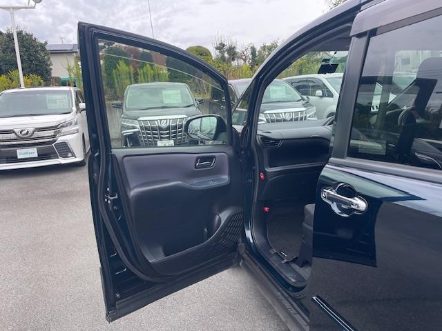 ヴォクシー ZS 煌 純正ナビ/バックカメラ/LEDヘッドライト/オートライト/フォグランプ/革巻きステアリング/ステスイ/電格ウインカーミラー/ETC/純正フロアマット/ドアバイザー/前方ドラレコ/純正後部モニター(16枚目)