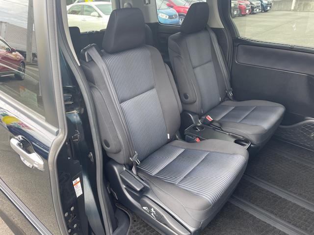 ヴォクシー ZS 煌 純正ナビ/バックカメラ/LEDヘッドライト/オートライト/フォグランプ/革巻きステアリング/ステスイ/電格ウインカーミラー/ETC/純正フロアマット/ドアバイザー/前方ドラレコ/純正後部モニター(23枚目)