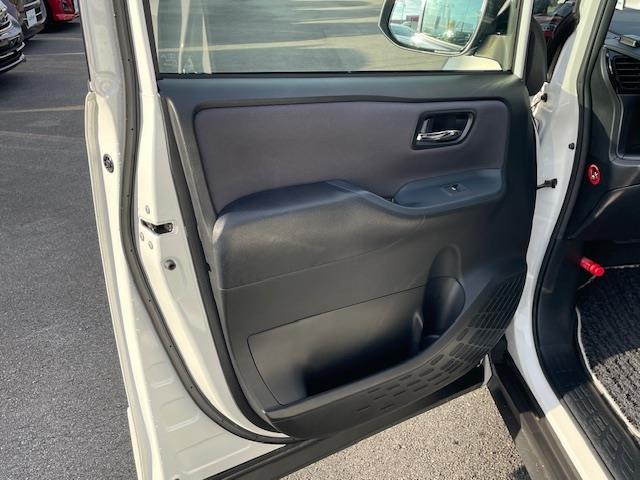 ヴォクシー ハイブリッドZS 煌II 純ナビ/Bカメ/ドラレコ/ETC2.0/ソナー/デジタルインナーミラー/レーンキープ/両側パワスラ/電格ウィンカーミラー/革ステ/ステスイ/ドアバイザー(19枚目)