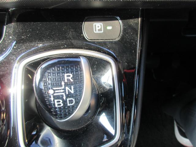 ノア ハイブリッドＳｉ　ダブルバイビー　クリアランスソナー　両側パワースライドドア　トヨタセーフティーセンス　クルーズコントロール　バックカメラ　純正ナビ　Ｂｌｕｅｔｏｏｔｈ　フルセグＴＶ　ハーフレザーシート　オートハイビーム　オートライト（7枚目）