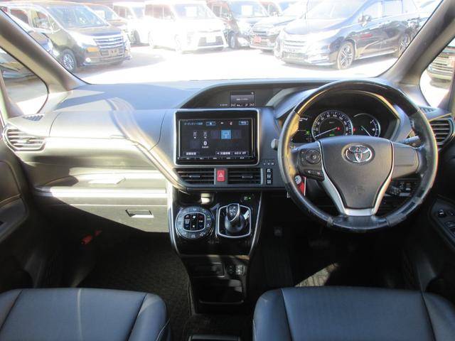 エスクァイア ハイブリッドＧｉ　ブラックテーラード　クルーズコントロール　両側パワースライドドア　トヨタセーフティーセンス　バックカメラ　純正ナビ　Ｂｌｕｅｔｏｏｔｈ　フルセグＴｖ　シートヒーター　レザーシート　ＬＥＤヘッドライト　オートライト　ＥＴＣ（3枚目）