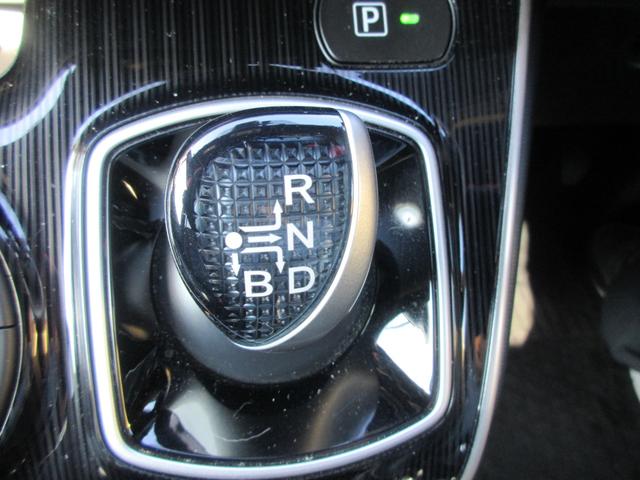 エスクァイア ハイブリッドＧｉ　ブラックテーラード　クルーズコントロール　両側パワースライドドア　トヨタセーフティーセンス　バックカメラ　純正ナビ　Ｂｌｕｅｔｏｏｔｈ　フルセグＴｖ　シートヒーター　レザーシート　ＬＥＤヘッドライト　オートライト　ＥＴＣ（7枚目）