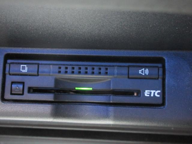 ハリアーハイブリッド プレミアム　アドバンスドパッケージ　４ＷＤ　クリアランスソナー　レーダークルーズコントロール　シートヒーター　パワーバックドア　パワーシート　バックカメラ　純正ナビ　Ｂｌｕｅｔｏｏｔｈ　フルセグＴＶ　前後ドラレコ　ＬＥＤヘッドライト（11枚目）