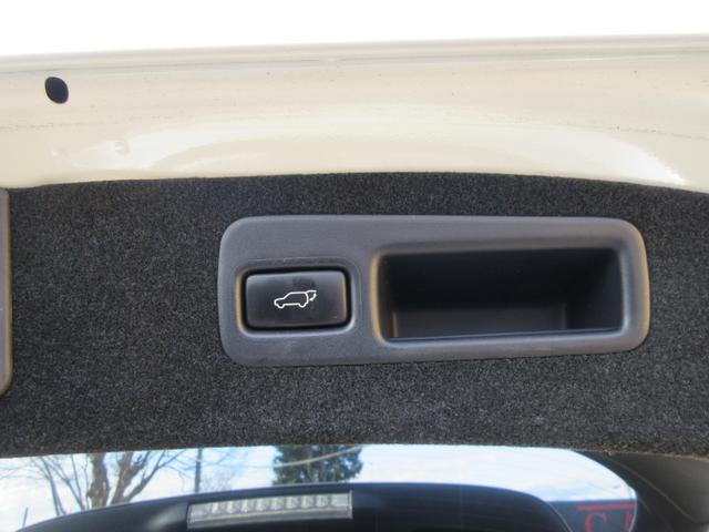 ハリアーハイブリッド プレミアム　アドバンスドパッケージ　４ＷＤ　クリアランスソナー　レーダークルーズコントロール　シートヒーター　パワーバックドア　パワーシート　バックカメラ　純正ナビ　Ｂｌｕｅｔｏｏｔｈ　フルセグＴＶ　前後ドラレコ　ＬＥＤヘッドライト（56枚目）