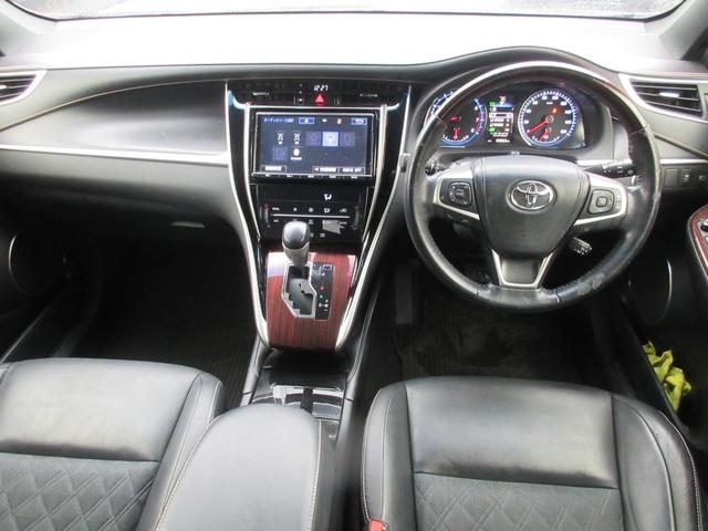 ハリアー プレミアム　クルーズコントロール　パワーシート　パワーバックドア　バックカメラ　純正ナビ　Ｂｌｕｅｔｏｏｔｈ　フルセグＴＶ　ハーフレザーシート　アイドリングストップ　ＬＥＤヘッドライト　オートハイビーム　ＥＴＣ（3枚目）