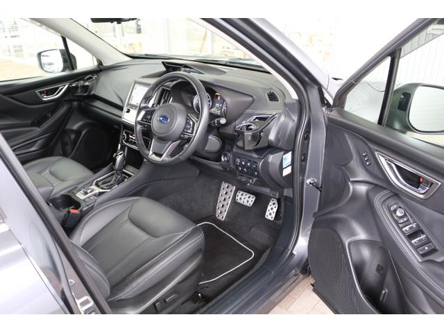 メーカーオプションのブラックレザーを使用したレザーシート車！高級感を感じさせるブラックのレザーはＳＵＶである事を忘れさせてしまいます！