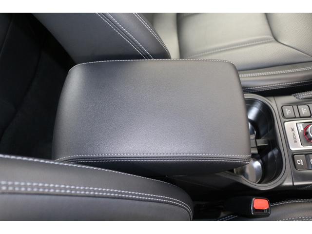 コンソールボックスのリッド（ふた）はソフトパッドのブラックレザー張り！アームレストに使用するのに丁度良い高さと柔らかさ！ロングドライブ時には肘を置いてゆったりとドライブが楽しめます！