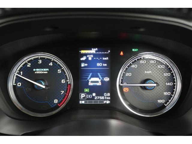 メーターパネルはスピードメーターとタコメーターを同径配置し視認性を重視！センター部分にはアイサイトの作動状況や燃費を標示するディスプレイ付き！