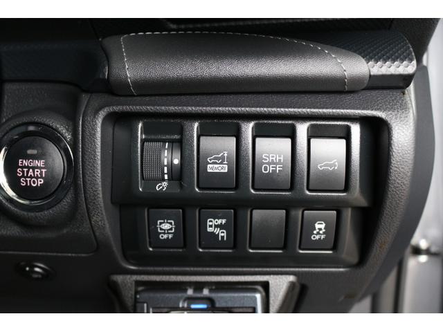 左下はドライバーモニタリングシステムのＯＦＦスイッチ！ＭＦＤの上にドライバー向けにカメラが内蔵されておりよそ見や居眠りなどを監視・警告を与える機能をＯＦＦにする為のスイッチです！