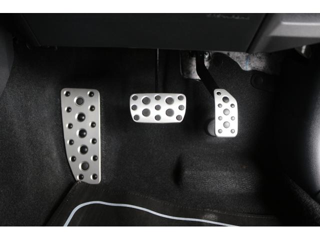 フットペダルはアルミ製！車両の動きや路面状態などを硬質なアルミを経由しドライバーにお知らせするスポーティなペダルパッドです！