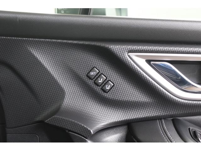 写真はシートポジションメモリー用スイッチ！顔認証のモニタリングシステムでもシートメモリーは出来ますがこちらは任意のポジションでメモリー出来るので私なら休憩用のリクライニングポジションでメモリーしますね