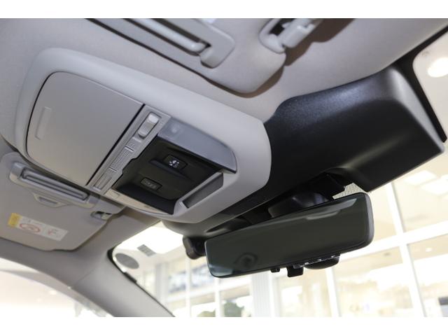 アイサイトはＶｅｒ３を搭載！２台のカメラが人間の目と同じように立体認識！車だけでなくバイクや自転車、人や車線も認識できるのでレーザー式や単眼カメラ式都は違い細やかな認識によるドライバー支援が出来ます！