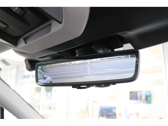 ルームミラーは後方確認が映像で可能なスマートリアビューミラーを装備！荷物が邪魔で後方確認が出来ない時にはミラーをモニターへ変更する事が出来るので荷物を沢山載せる方にはとっても便利ですよ