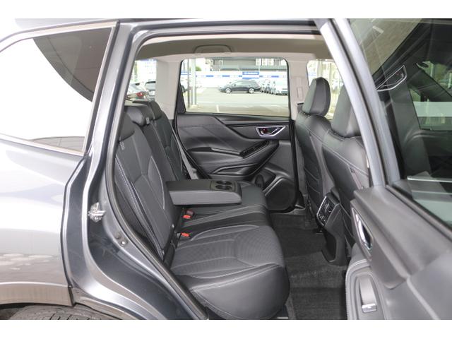 ブラックレザーのリアシートはリクライニング機能や高めの着座位置から生まれるゆとりのレッグスペースで広々くつろげます！快適装備も充実しているので後席でもゆったりとくつろげますよ！