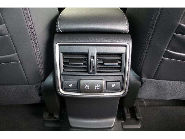 リアシートをさらに快適にする機能も充実！快適な風を送るエアコンベンチレーターや冷たくかじかんだ体を素早く温めるシートヒーター！スマホのバッテリーを充電するＵＳＢ電源ポート！後席の方もにっこりです！