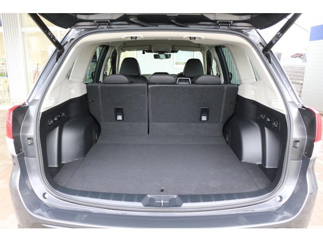 広いラゲッジスペースは趣味や旅行に大活躍！ちなみにラゲッジ下にはハイブリットシステム用のバッテリーが設置してあり前後の重量バランスを最適化してあります！