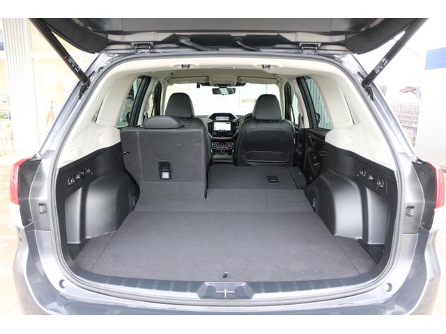 リアシートは６対４の分割で倒すことが出来、長い荷物を載せつつ３名乗車も出来ますし、リアシートを全部倒せば大きな荷物も載せられます！