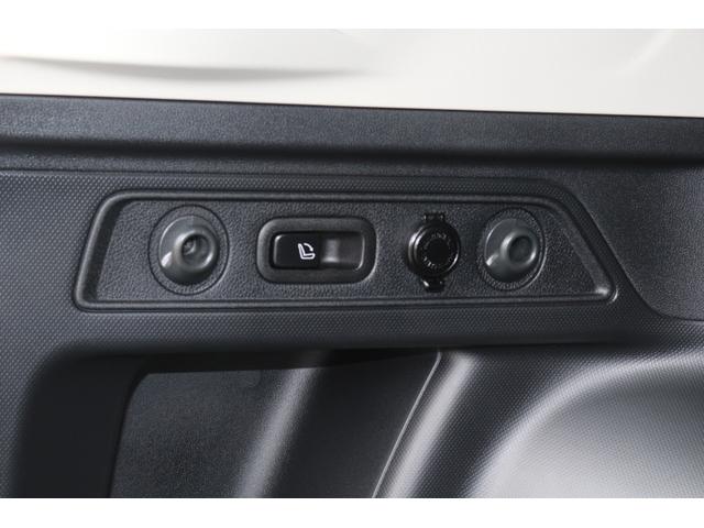 ラゲッジ横にはソケット電源とリアシートをラゲッジ側からラ倒す為のレバーが付いています！リアシート側からではなく後ろからワンタッチで倒せるので便利ですよ