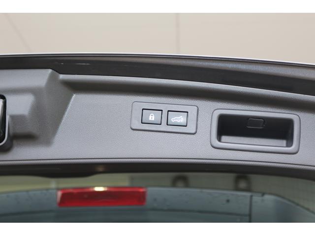 電動リアゲートはリアゲートにあるクローズスイッチとその隣にはクローズ後にドアロックも行うスイッチが付いており鍵を閉めてお出かけしたいときなどには便利ですよ