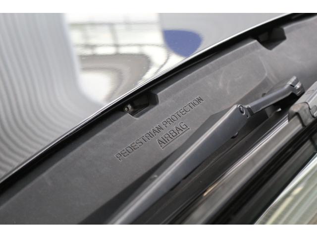 フロントワイパー下には歩行者用エアバクを装備！万が一の事故の際に歩行者の頭部が固いガラスに拙速するのを防ぐ為のエアバックです！命を大切にするスバルならではの装備となっております！