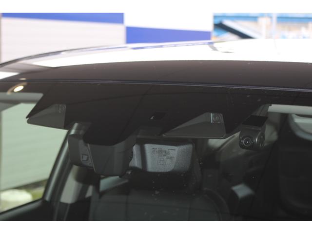 新世代アイサイトになりカメラも小型化、カメラ性能の向上や広角化による広い視野を獲得し急な車両の飛び出しにも対応します！