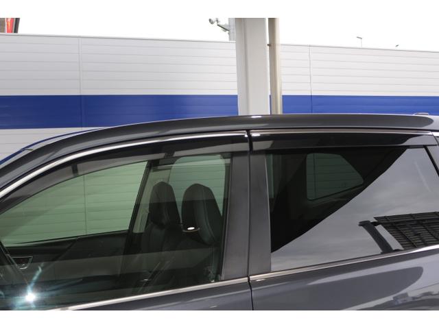 前後のドアには雨の日でも換気が出来るドアバイザーを装着！定期的に換気を行わニと車内の酸素濃度が低下しドライバーの集中力も下がるので換気は大事！って話は２回目ですね、大事な事なので２回言いました！