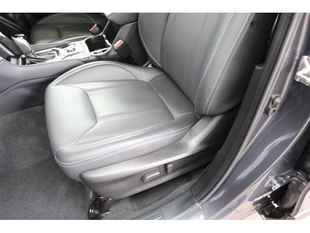 ブラックレザーシートの質感に助手席の方も満足！電動パワーシートやシートヒーター付いており助手席でもゆったりとくつろげます！
