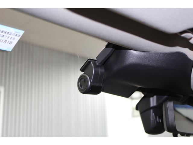 ドラレコカメラは小型でドライバーの視界にはほとんど入らず視界の邪魔をしないので運転に集中出来ます！