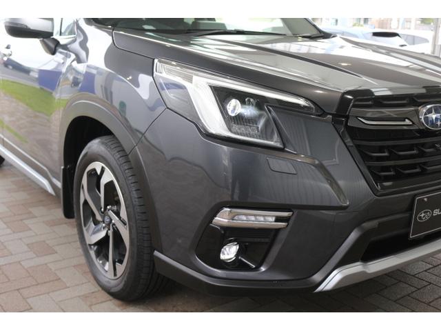 後期型となりヘッドライトのデザインも変わりました！プロジェクター式ＨＩ／ＬＯＷ一体ＬＥＤのヘッドライトはオートライトやオートハイビーム、ステアリング連動機能付き！