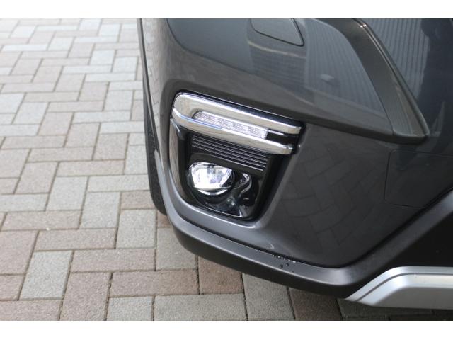 ＬＥＤフォグランプの上には純正オプションのＬＥＤアクセサリーライナーを装着！夜間だけでなく日中も点灯させることによりデイライトとして使用！対向車や歩行者からの視認性を高め事故の発生を抑制します