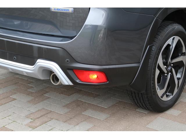 リアバンパーには濃霧や豪雨・豪雪時に後方車両への視認性を高め追突を防止するリアフォグランプを装備！日本車での採用車は少ないですが安全性にこだわるスバルならではの装備です！