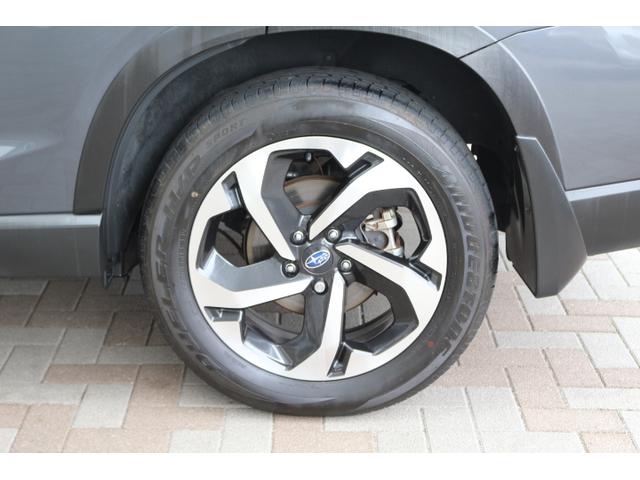 タイヤサイズは２２５／５５Ｒ１８とＳＵＶらしい大経サイズ！２２０ｍｍのロードクリアランス（カタログ値）にも貢献しておあり豪雪や未舗装路などで車高の高さによるありがたさを痛感します